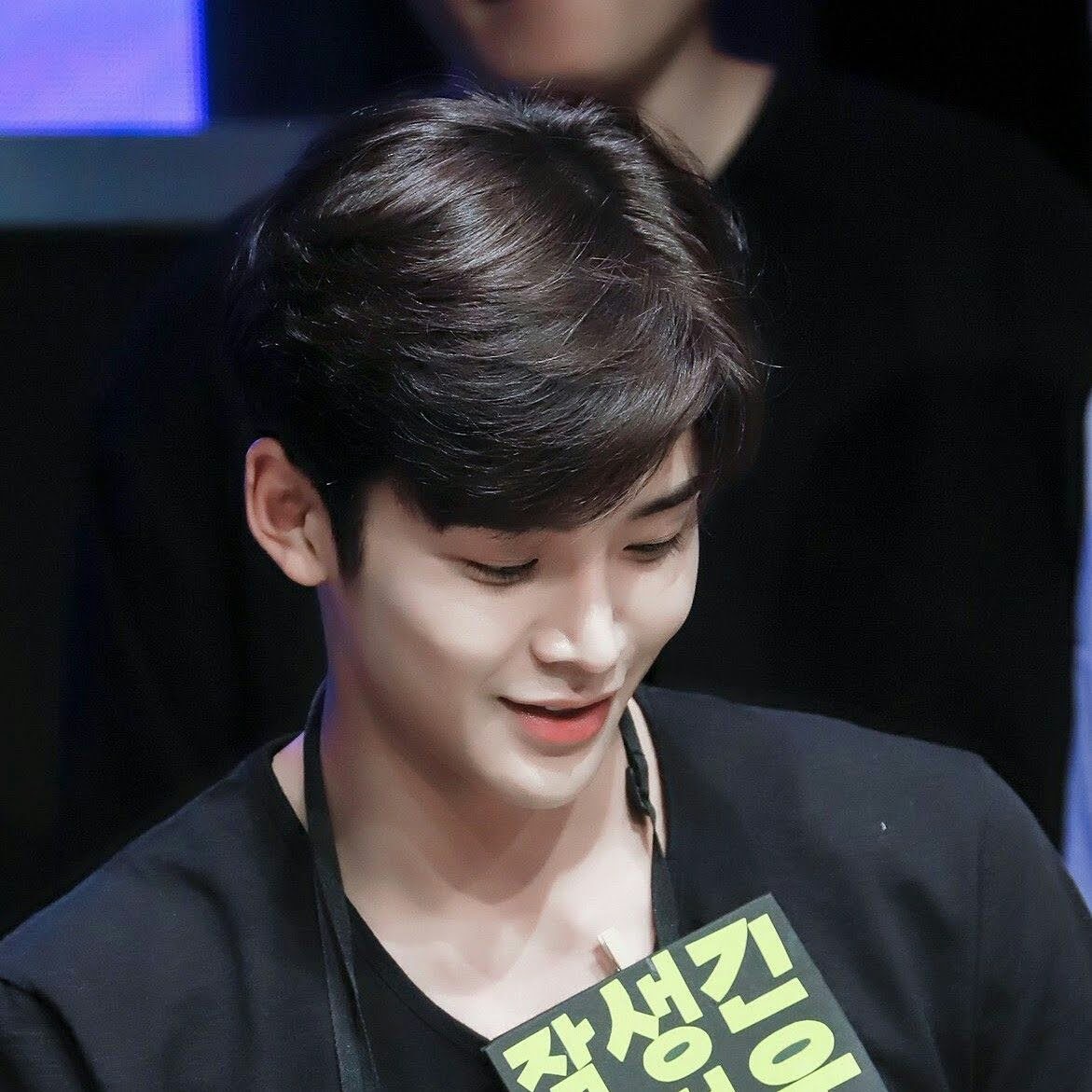 로운의 비하인드 컷