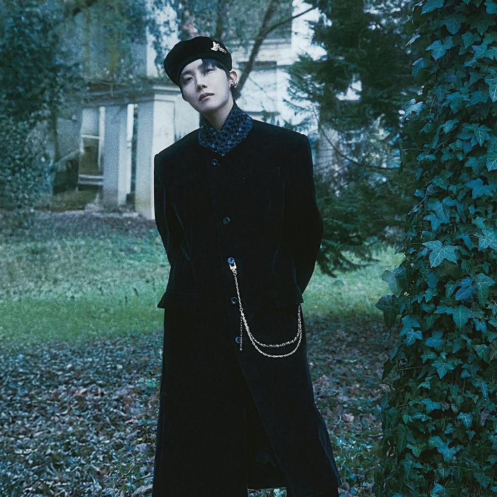Foto aktivitas terbaru j-hope (BTS)