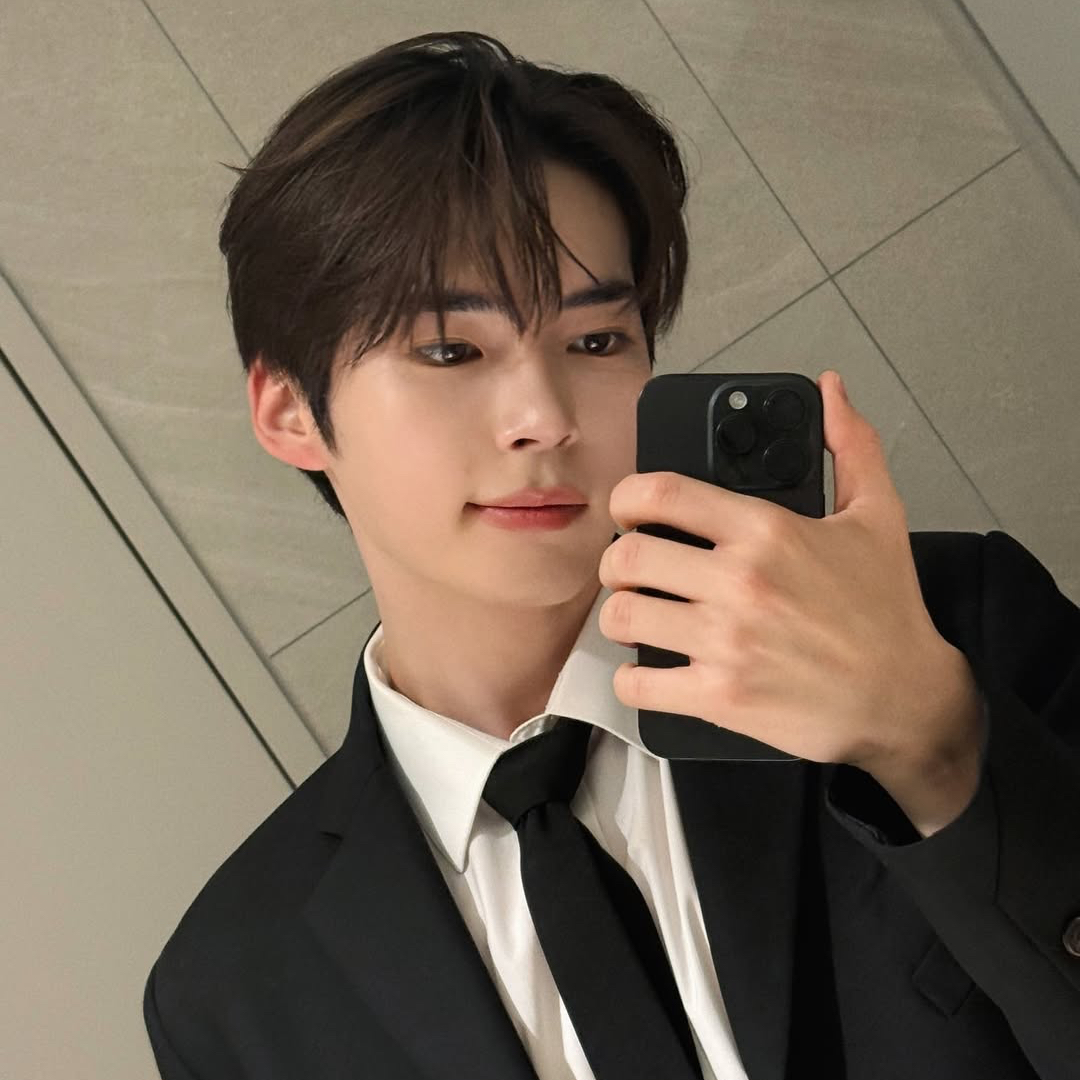 Latest photo of Sung Hanbin (ZEROBASEONE)