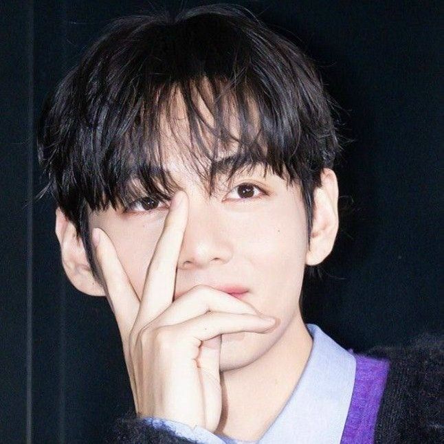 뷔 (방탄소년단)의 최신 사진