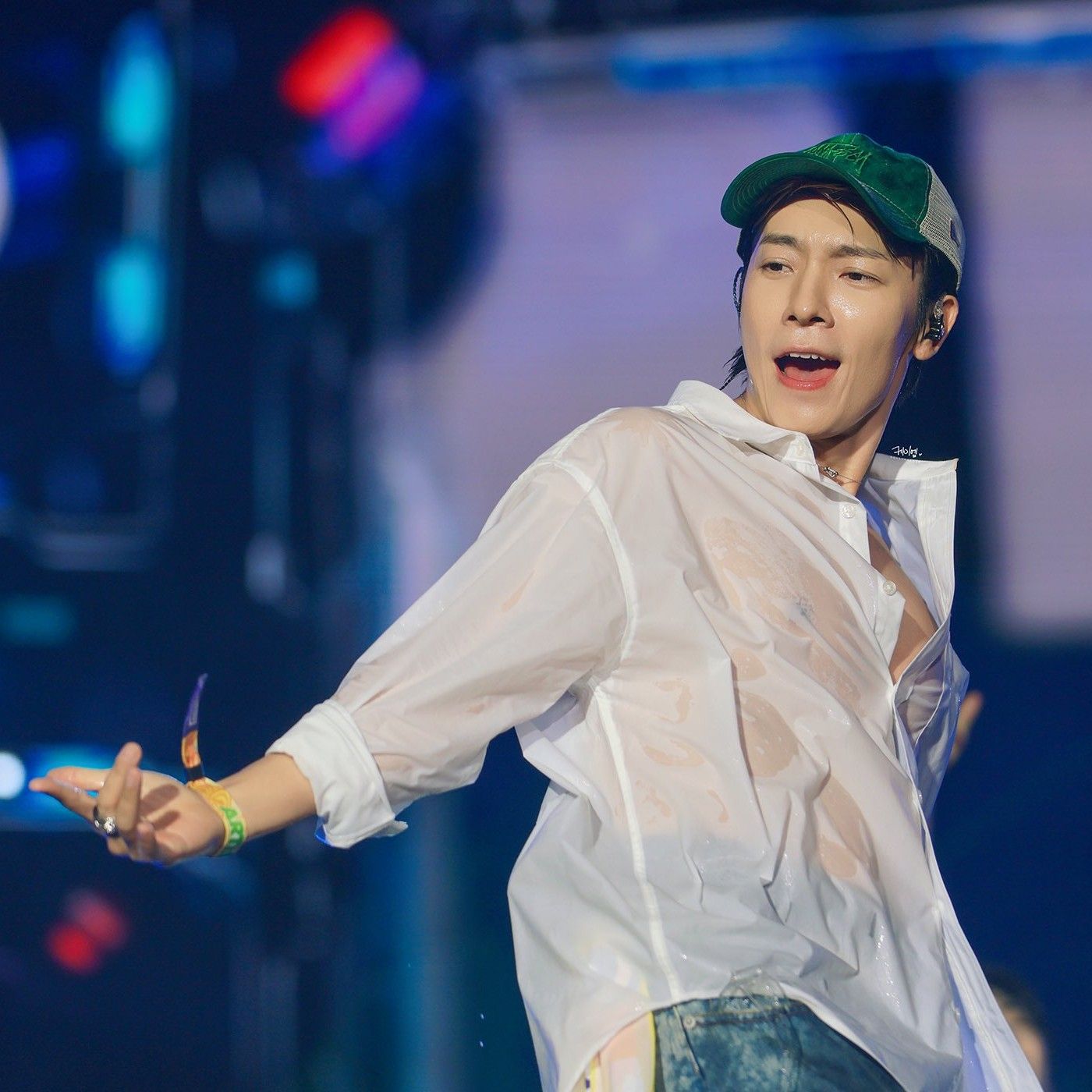 Behind-the-scenes cut of Donghae (Super Junior)