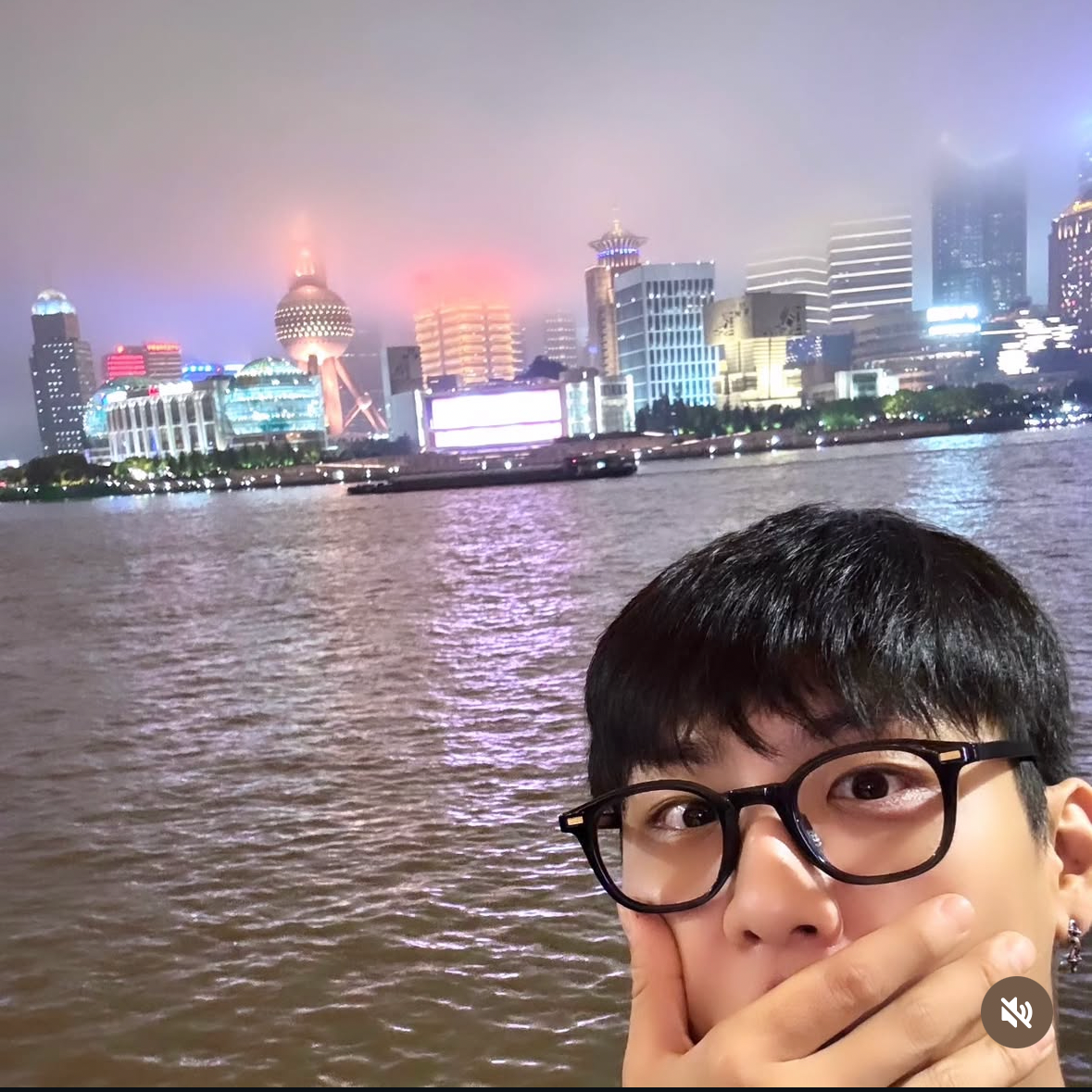 A moment captured by Park Woojin (AB6IX)'s fan