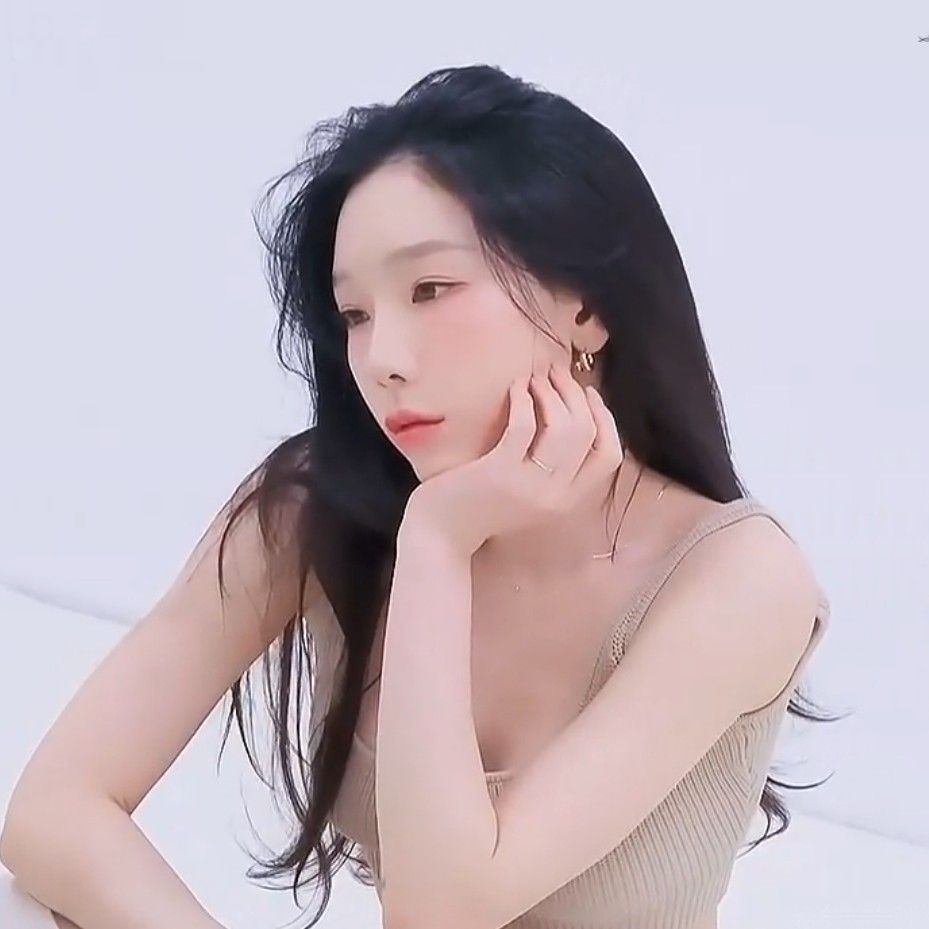 Latest photo of Taeyeon (Girls' Generation)