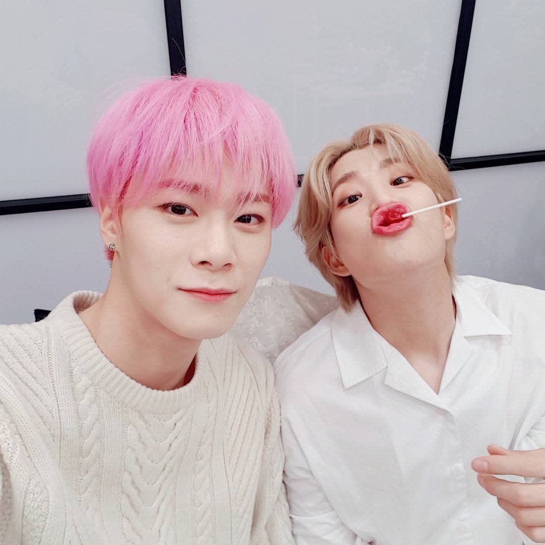 A moment captured by MJ (ASTRO)'s fan