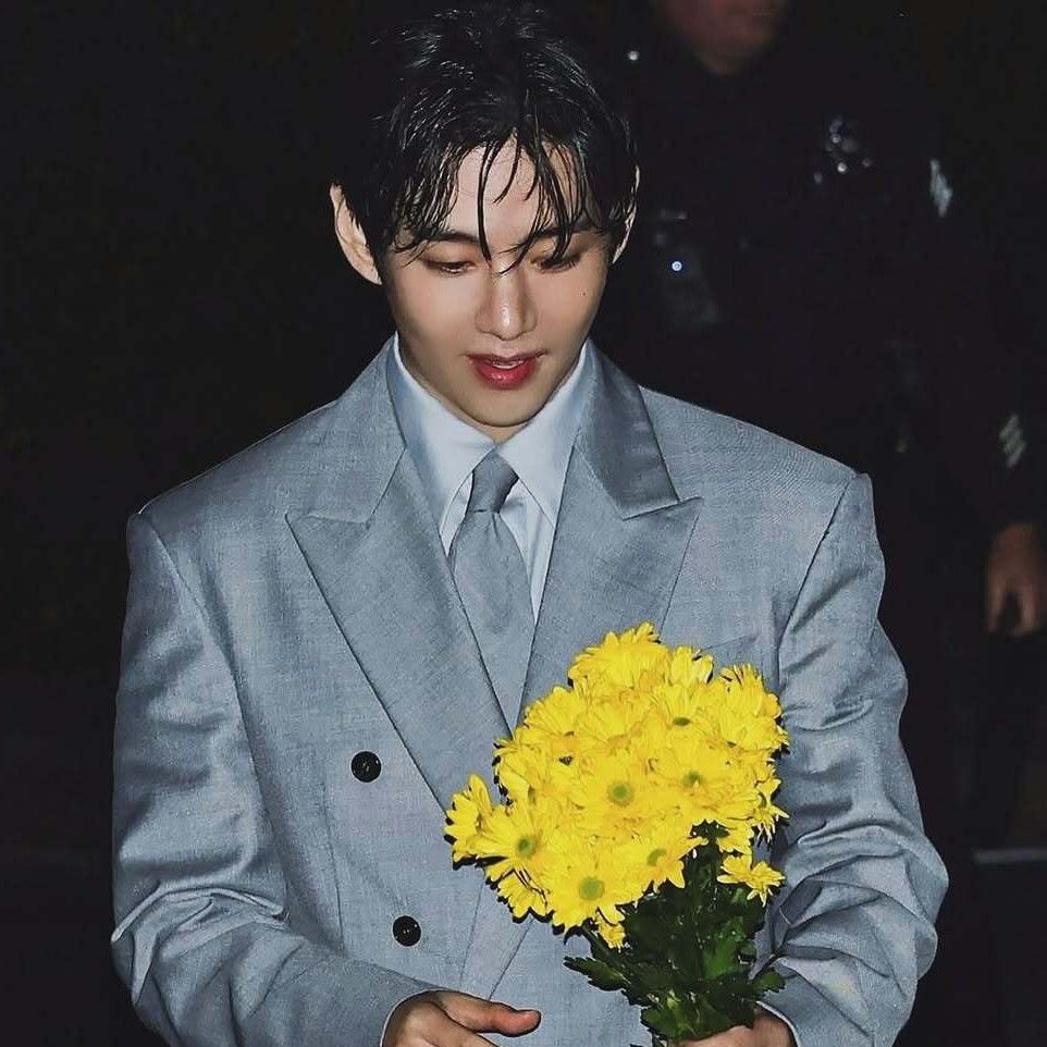 뷔 (방탄소년단)의 최신 사진