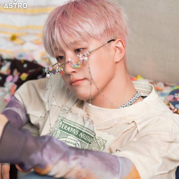 Latest photo of Jinjin (ASTRO)