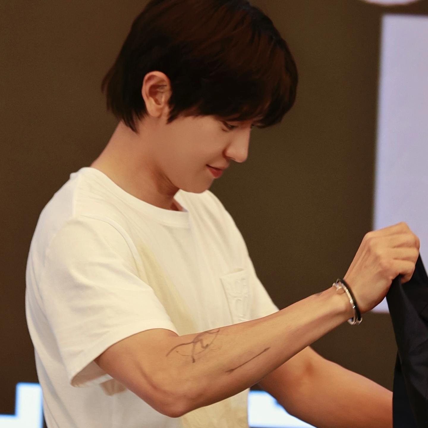 Recent activity shot of Chanyeol (EXO)