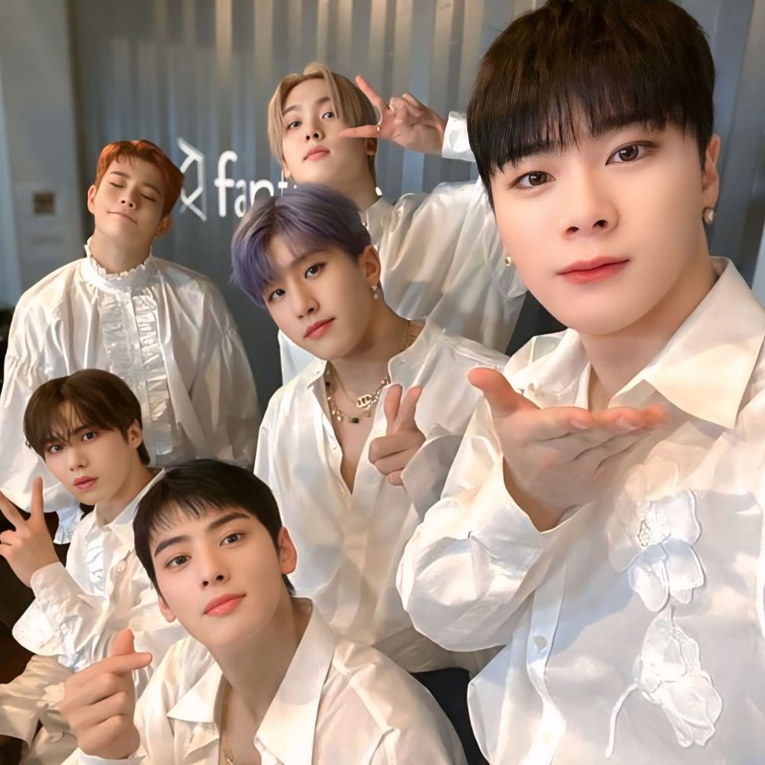 아스트로의 최신 사진