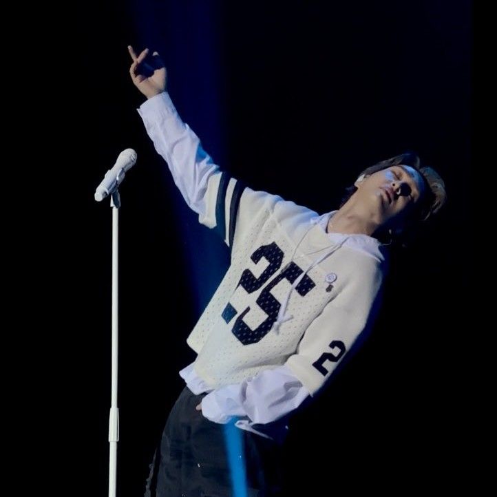 A moment captured by Onew (SHINee)'s fan