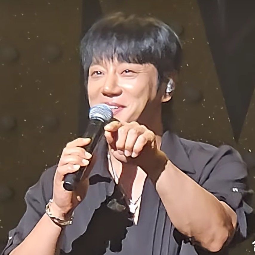 Recent activity shot of Hwang Chiyeol