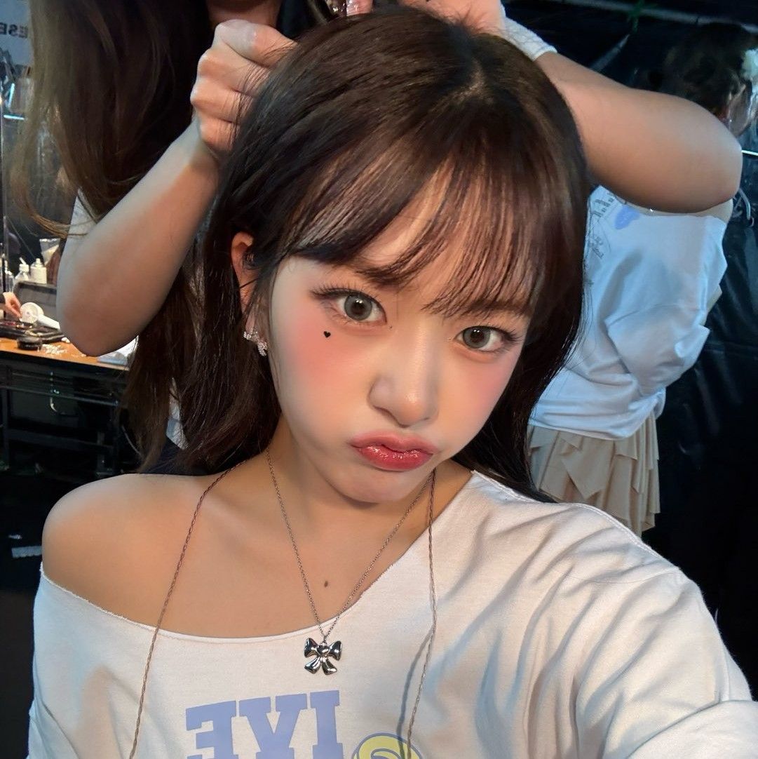 A moment captured by An Yujin (IVE)'s fan