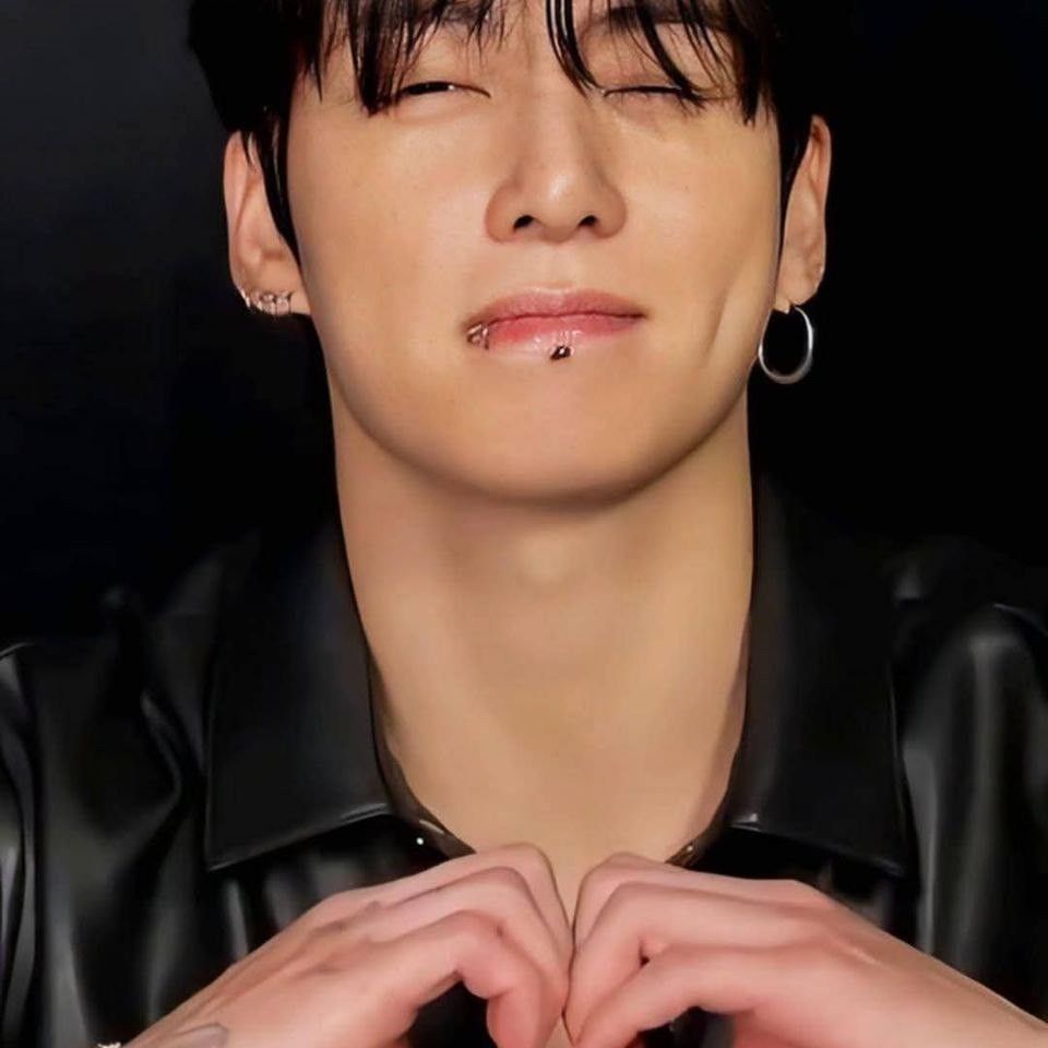 Foto aktivitas terbaru Jungkook (BTS)