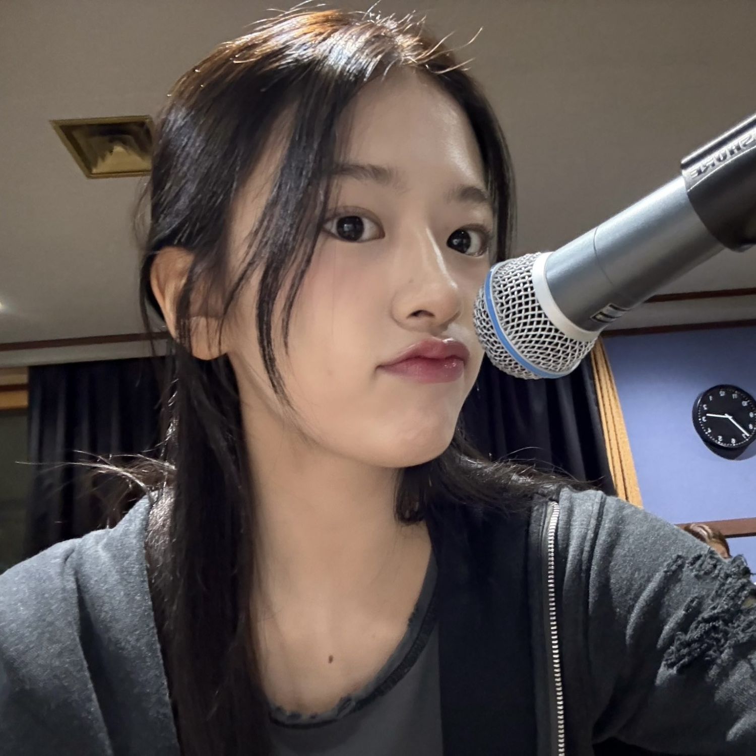 A moment captured by An Yujin (IVE)'s fan