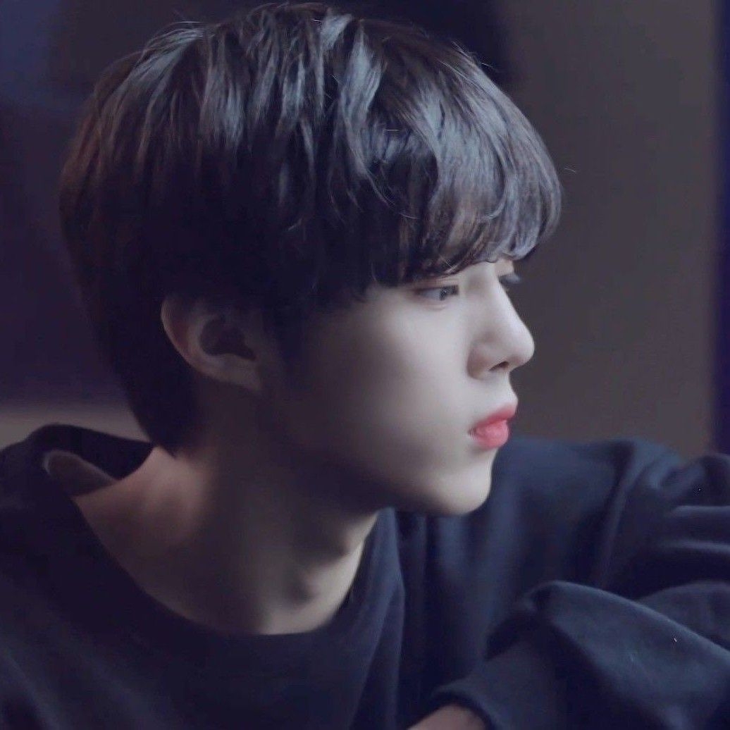 Behind-the-scenes cut of Kim Wooseok