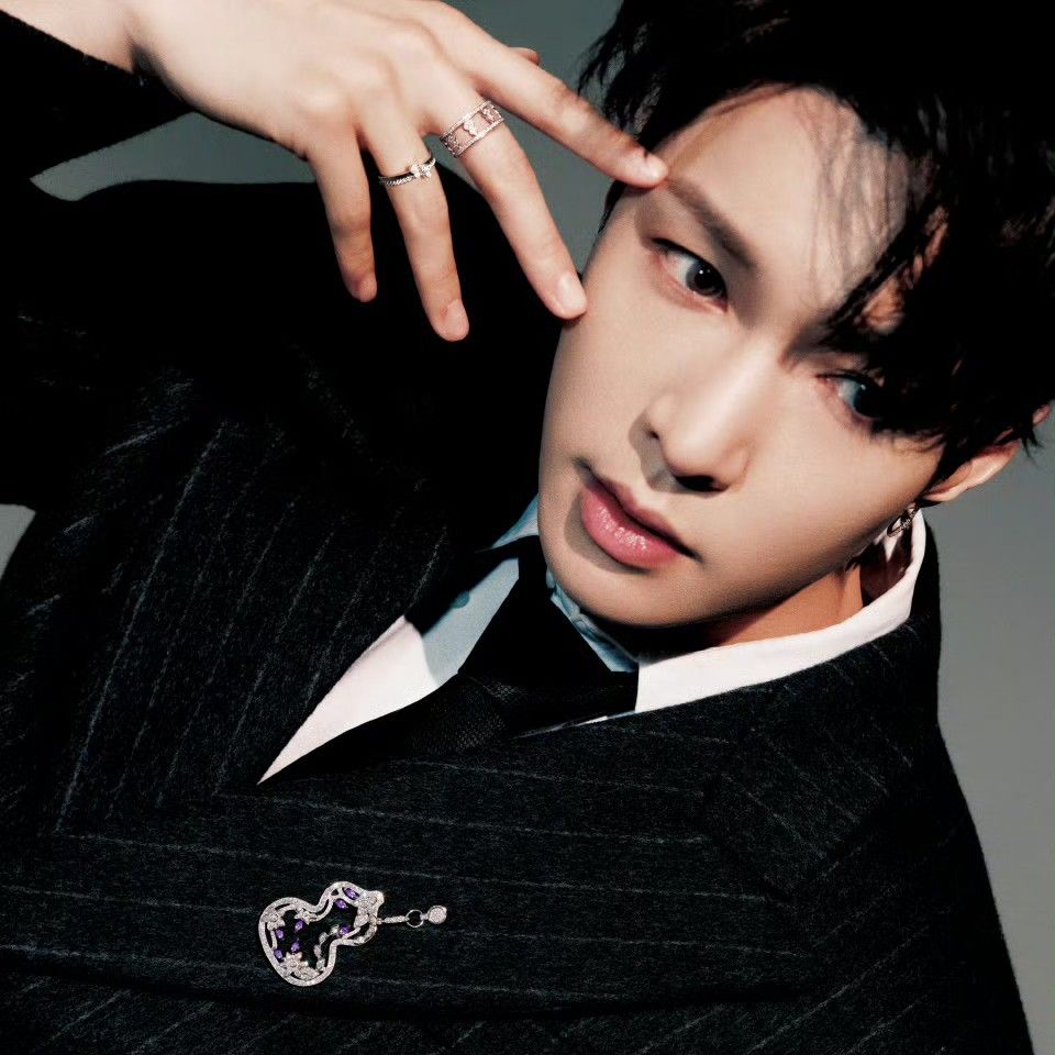 Behind-the-scenes cut of Lay (EXO)