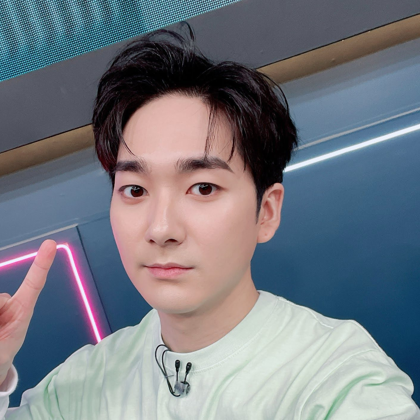 Behind-the-scenes cut of Aron