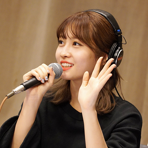Foto aktivitas terbaru Momo (TWICE)