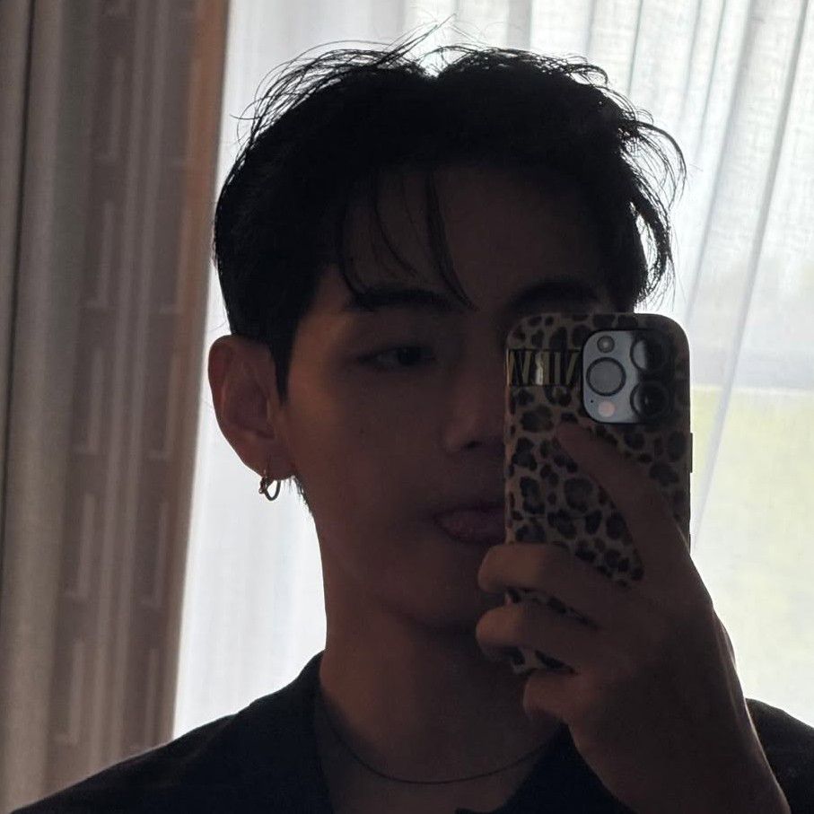 뷔 (방탄소년단)의 최신 사진