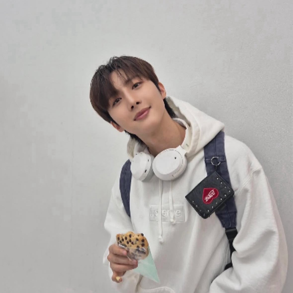 A moment captured by Hui (PENTAGON)'s fan