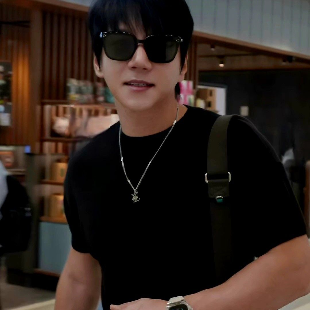 Recent activity shot of Hwang Chiyeol