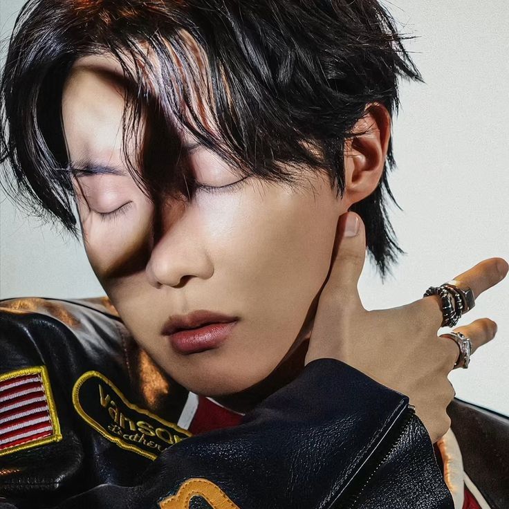 J-hope (防彈少年團)的最新活動照片