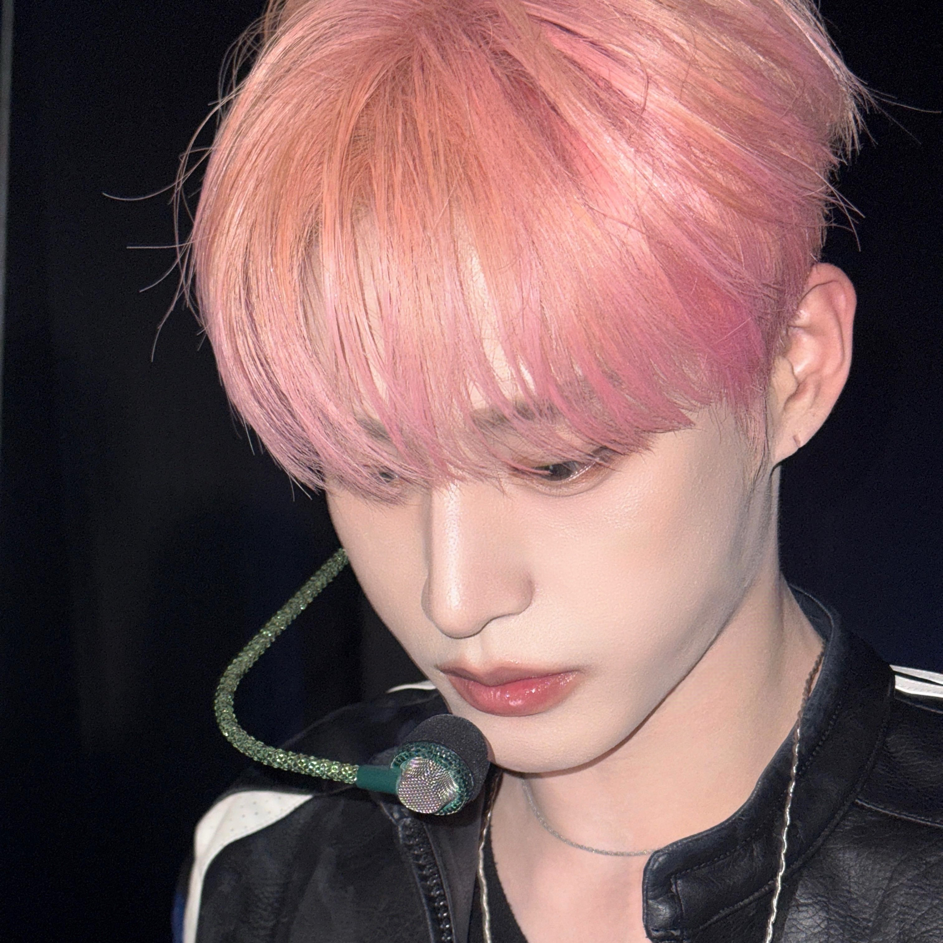 キム・ジウン (ZEROBASEONE)の舞台裏ショット