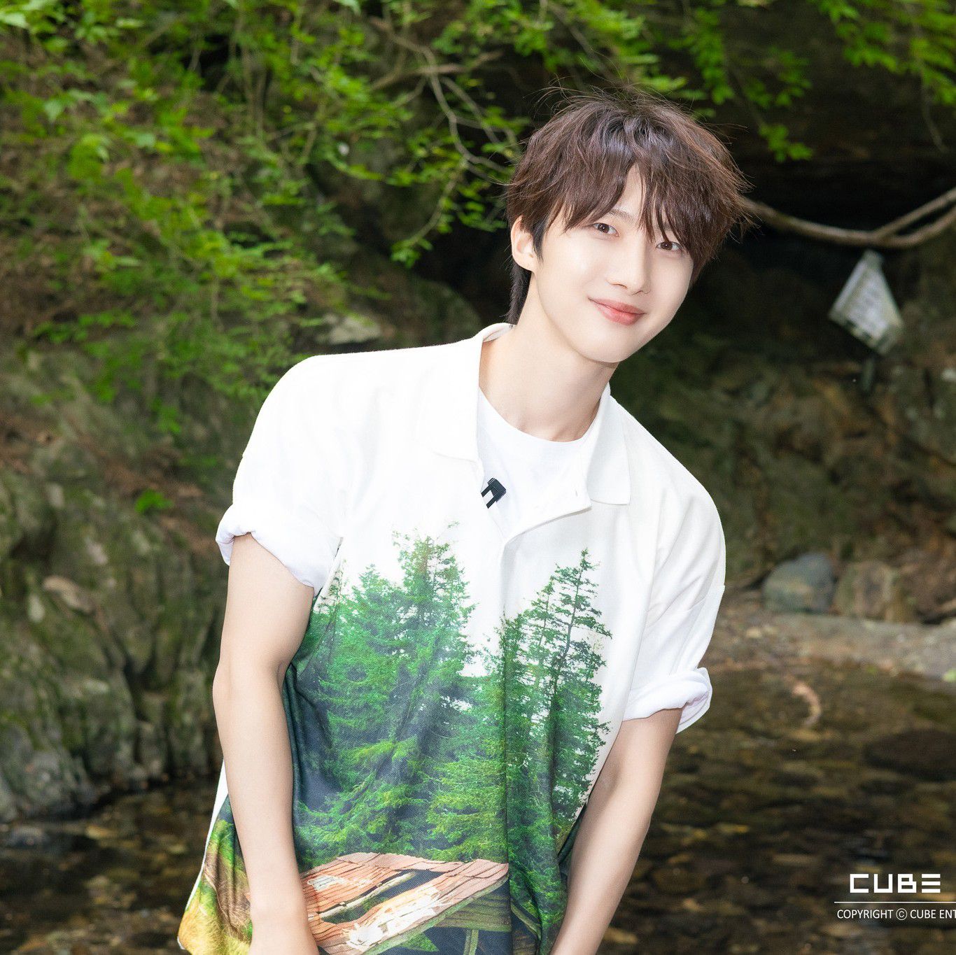 A moment captured by Hui (PENTAGON)'s fan