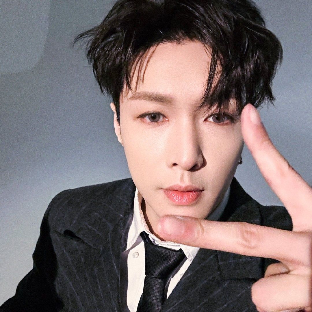 Behind-the-scenes cut of Lay (EXO)