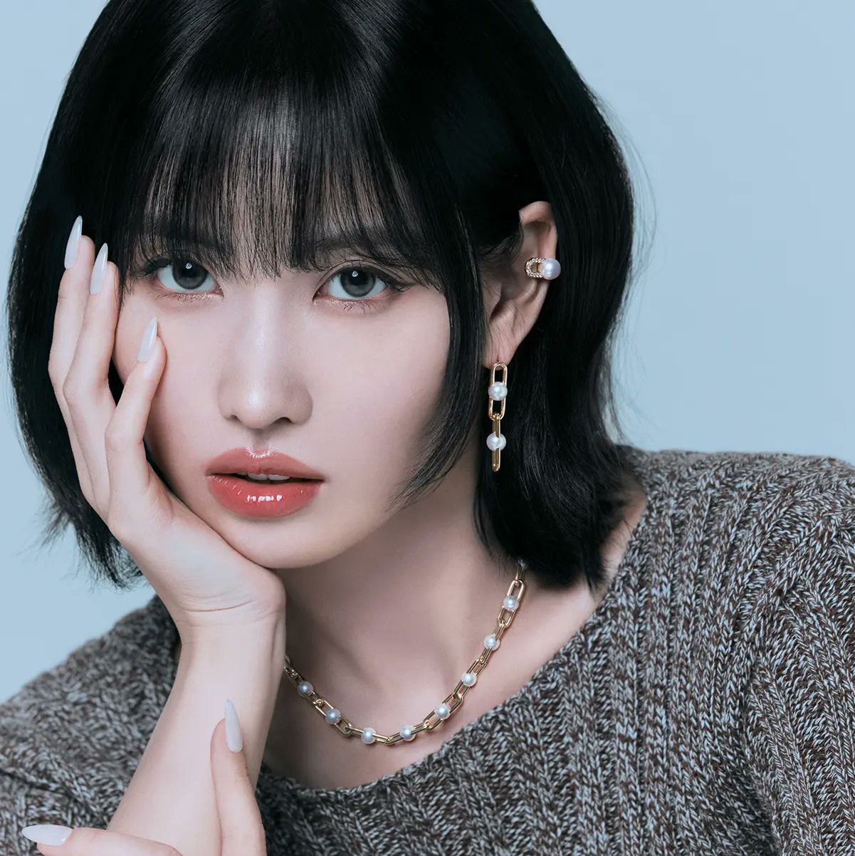 Behind-the-scenes cut of Momo (TWICE)