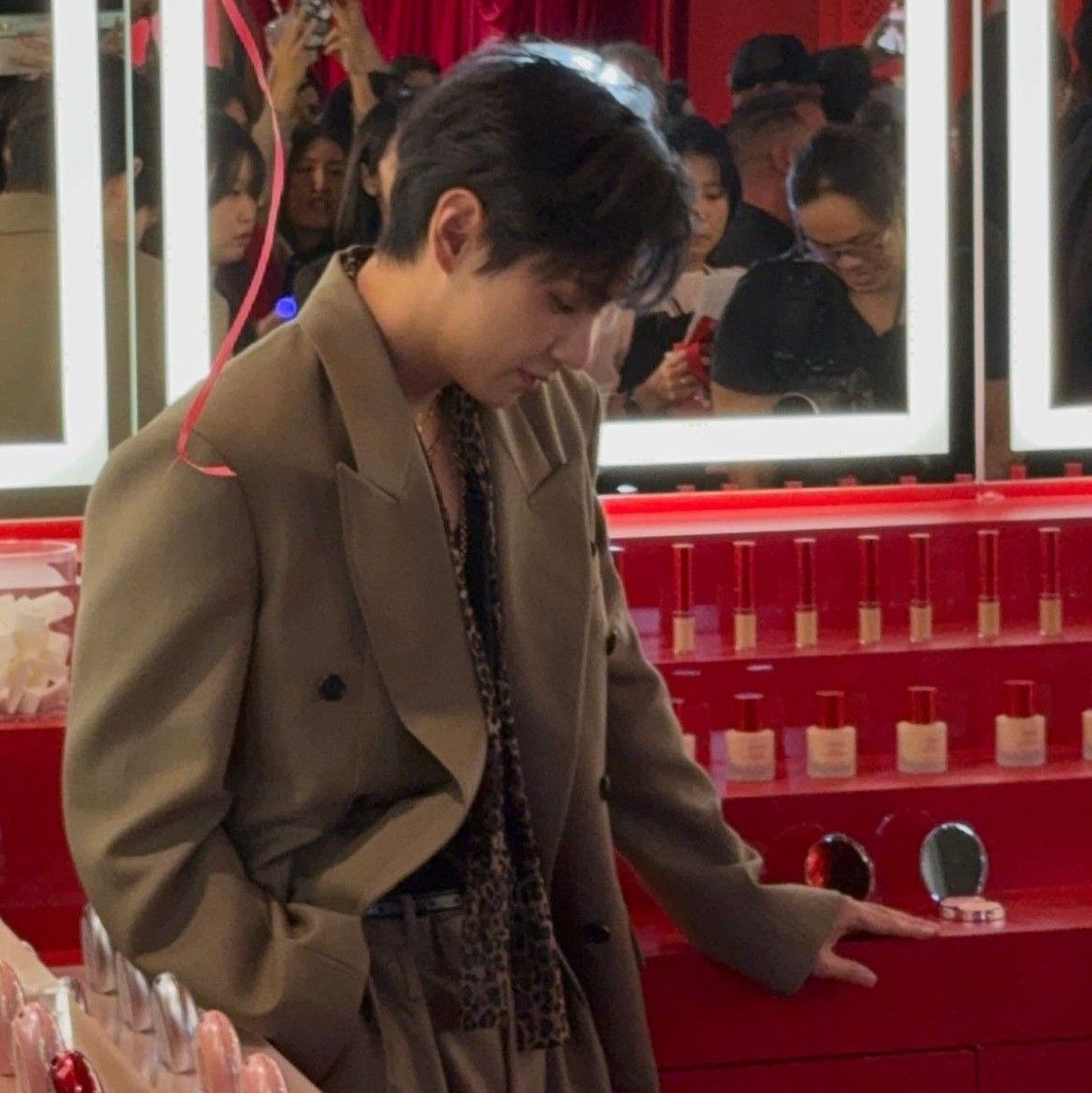 뷔 (방탄소년단)의 최신 사진