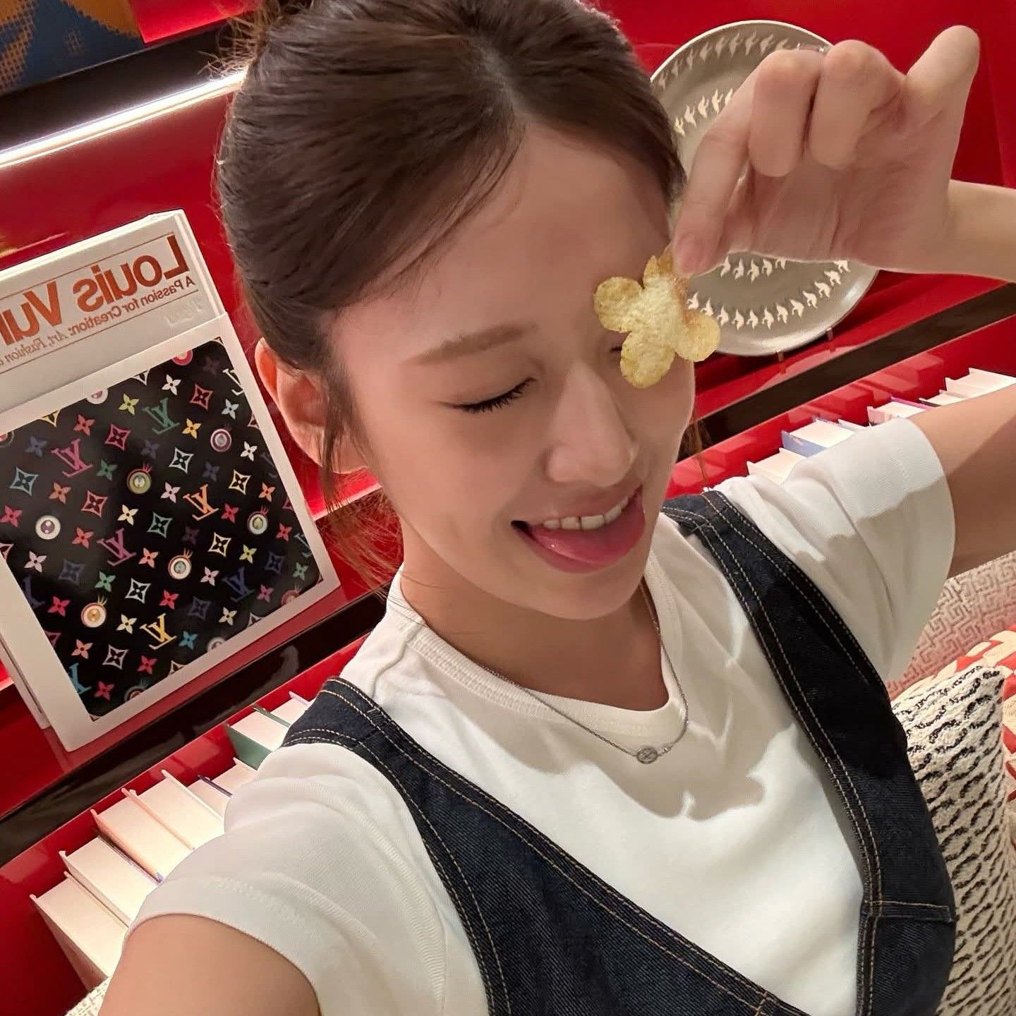 A moment captured by An Yujin (IVE)'s fan