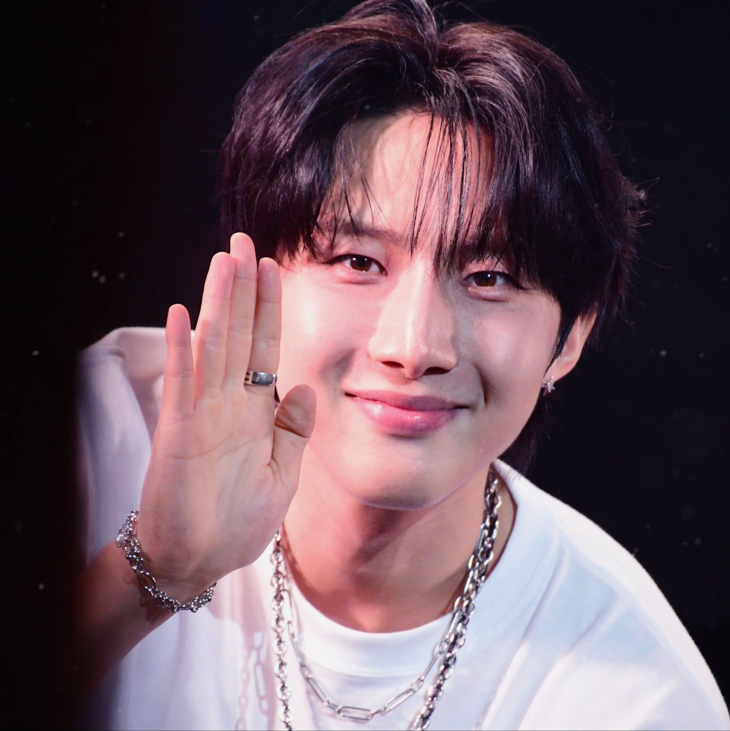 A moment captured by Hui (PENTAGON)'s fan