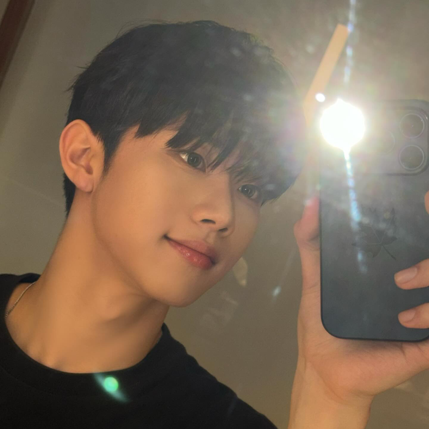 Behind-the-scenes cut of Hyunwoo (Xikers)