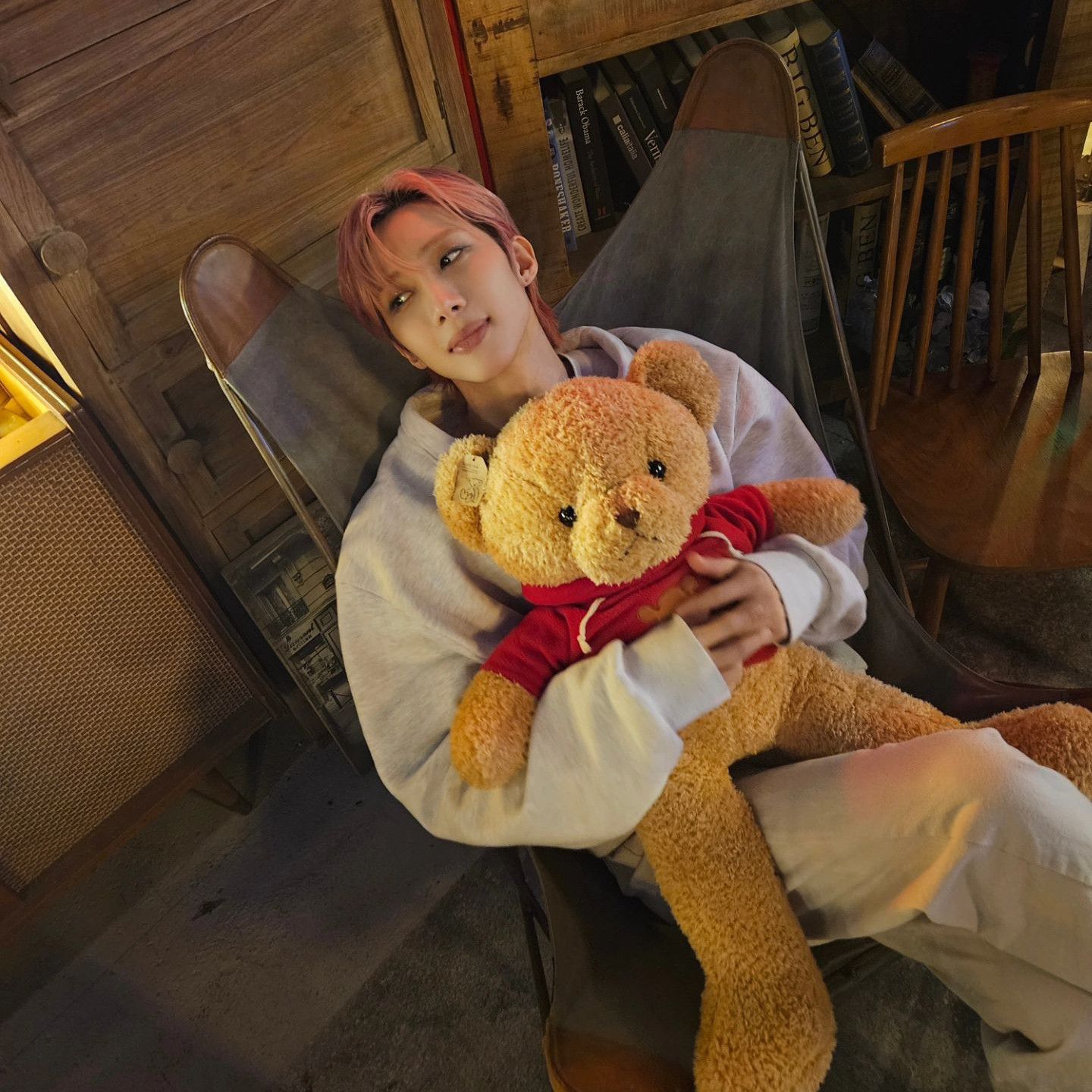 A moment captured by Hui (PENTAGON)'s fan