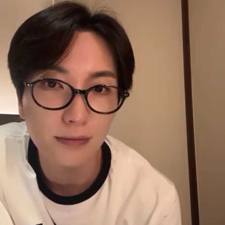 Behind-the-scenes cut of Leeteuk (Super Junior)