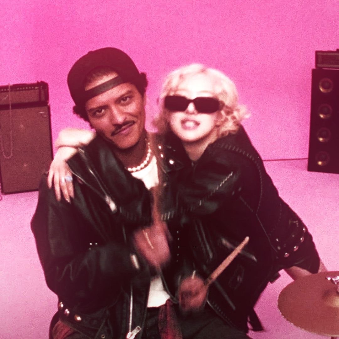 Foto aktivitas terbaru ROSÉ (BLACKPINK)