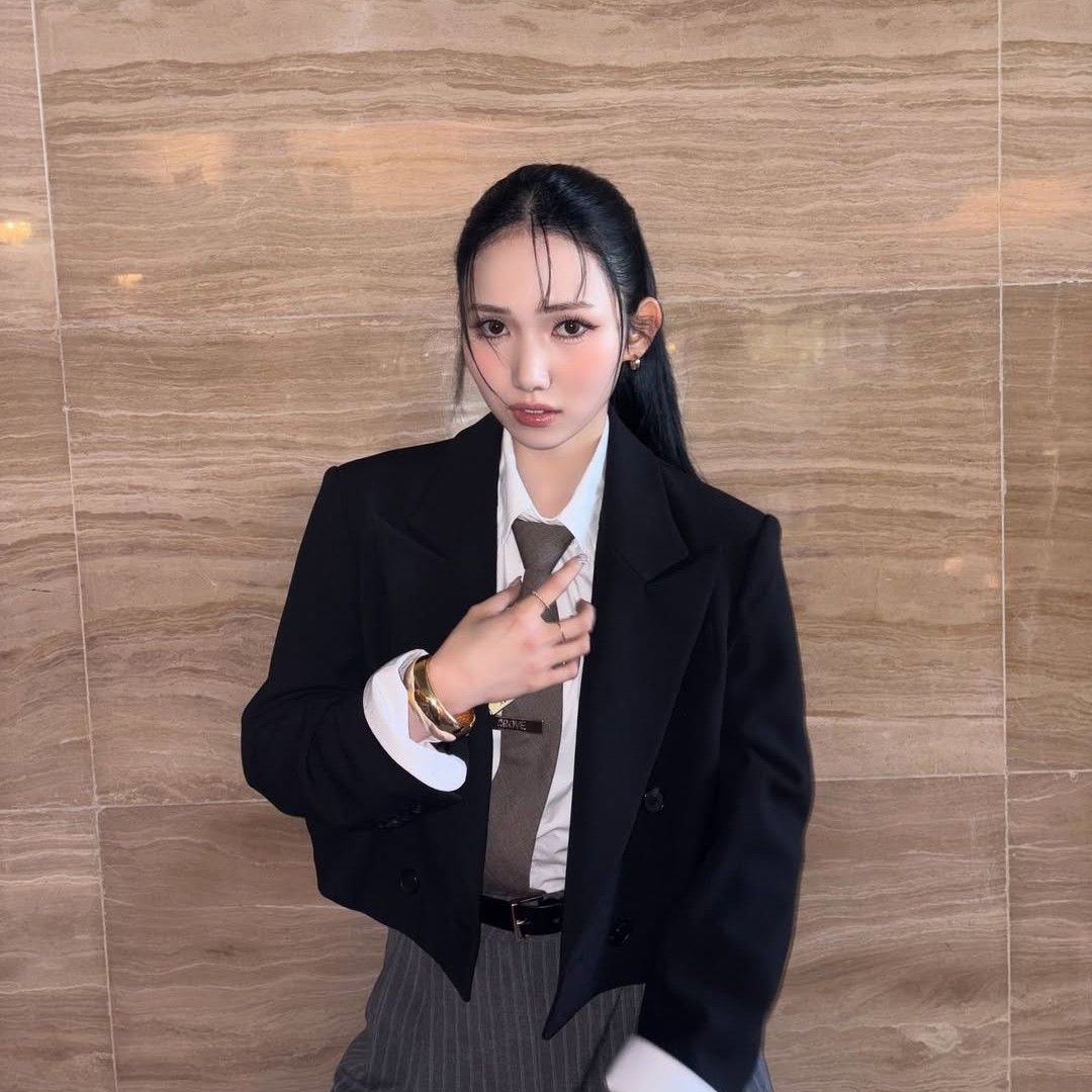 A moment captured by Kenmotsu Nano (IS:SUE)'s fan