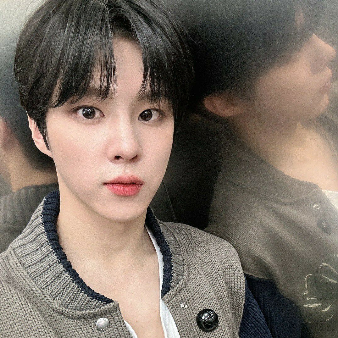 Behind-the-scenes cut of Kim Wooseok