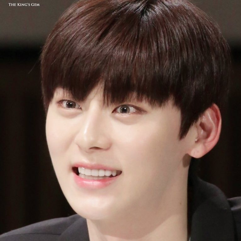 A moment captured by Hwang Minhyun's fan