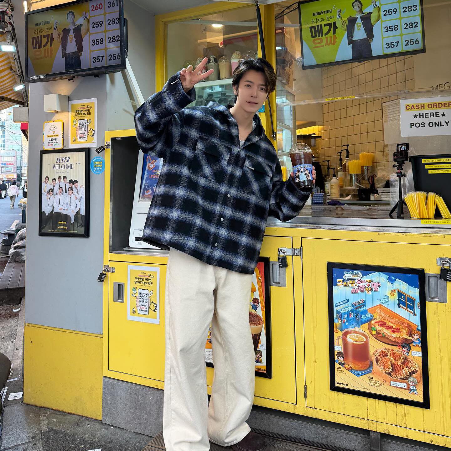 A moment captured by Donghae (Super Junior)'s fan