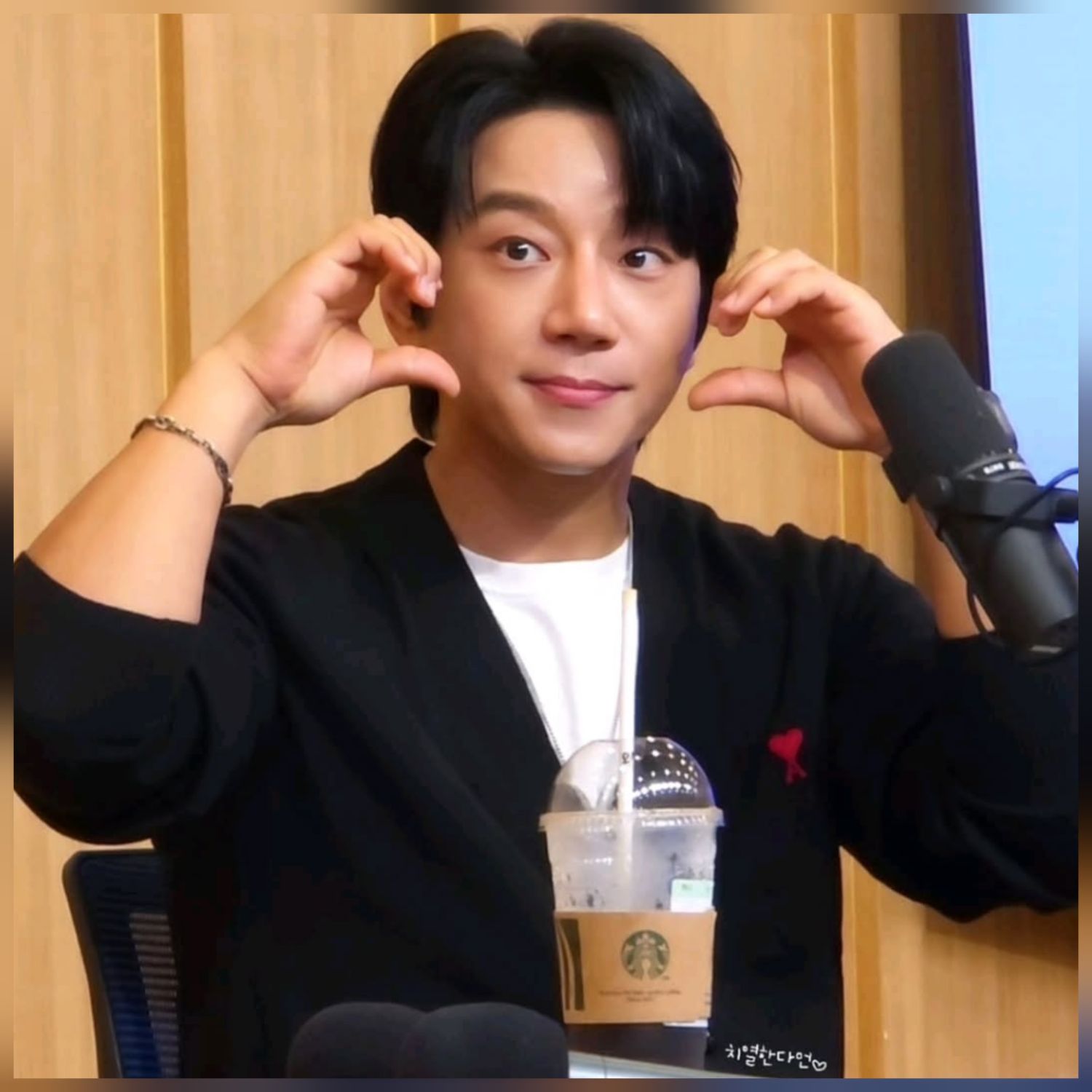 A moment captured by Hwang Chiyeol's fan