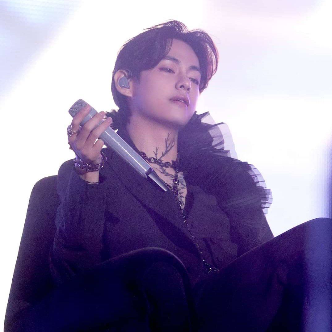 Behind-the-scenes cut of V (BTS)