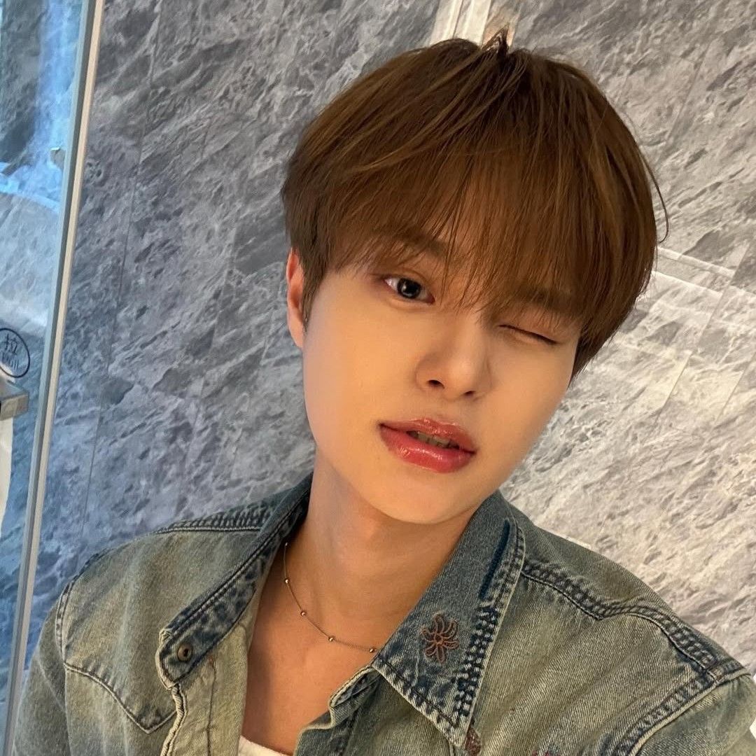 A moment captured by Lee Daehwi (AB6IX)'s fan