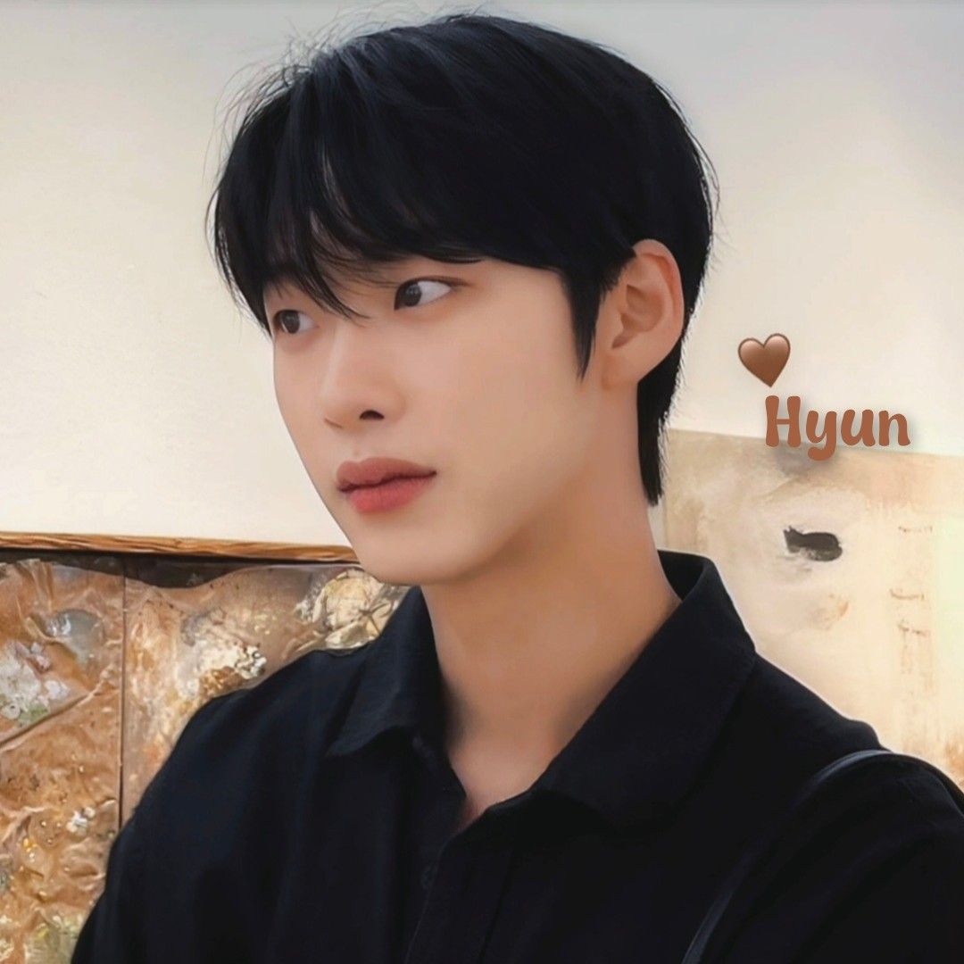 A moment captured by Hyun's fan