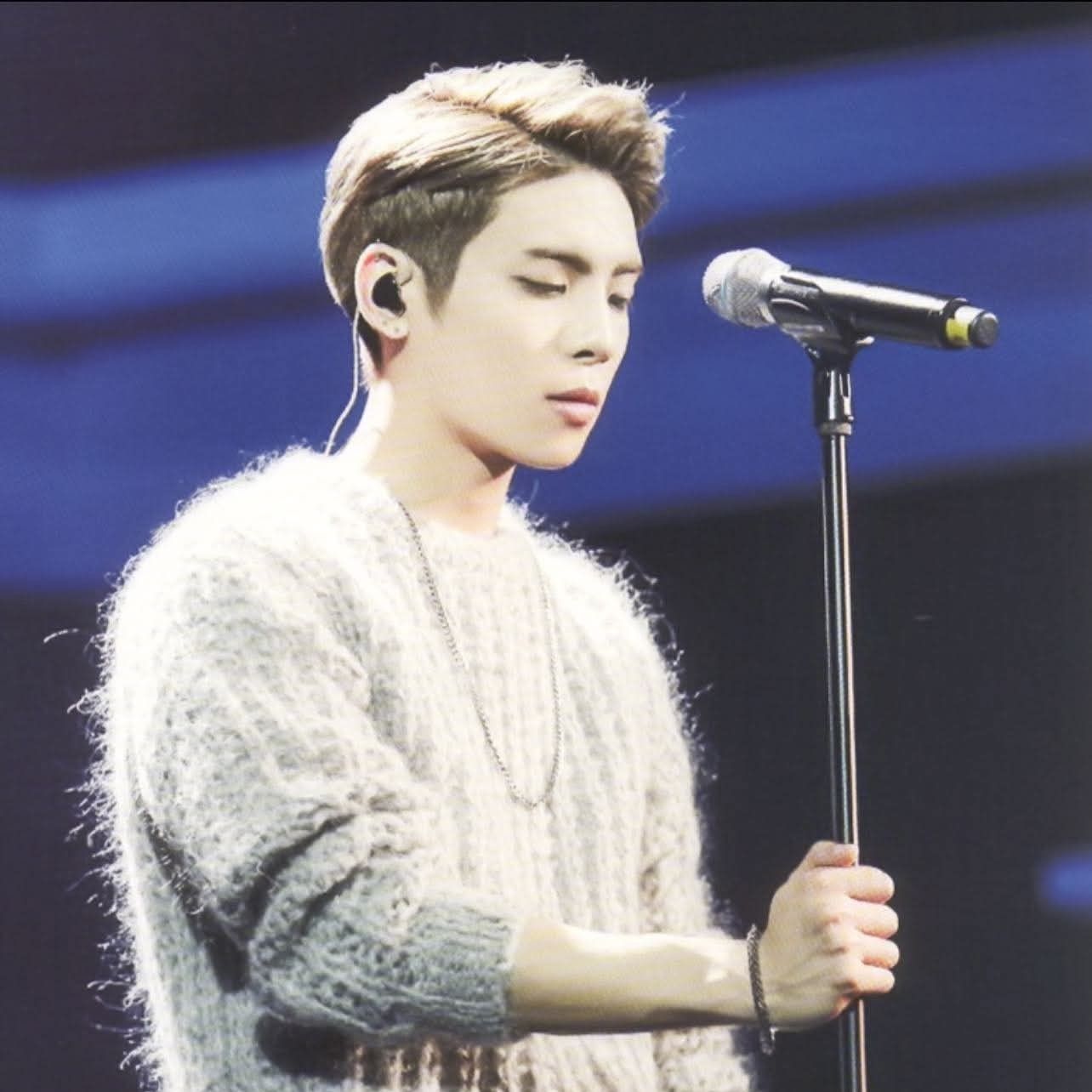 A moment captured by Jonghyun (SHINee)'s fan