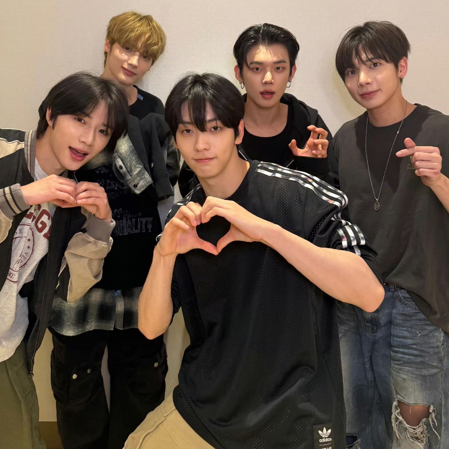 Momen yang diabadikan oleh penggemar TOMORROW X TOGETHER