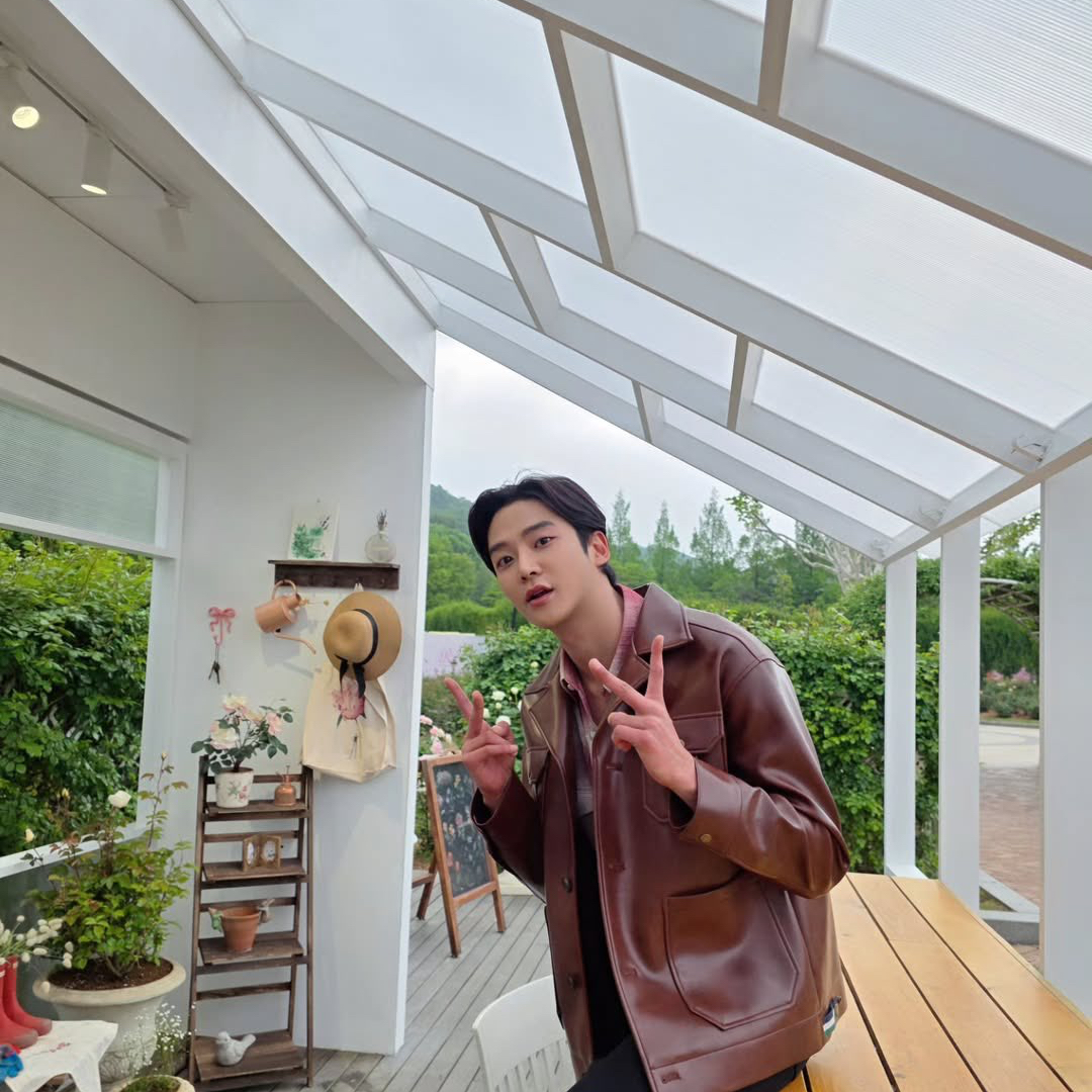 Behind-the-scenes cut of Rowoon