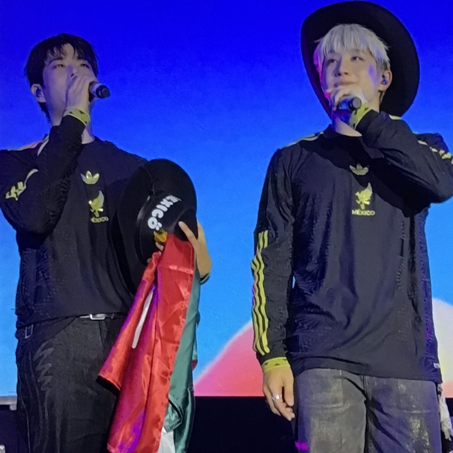 아스트로의 최신 사진