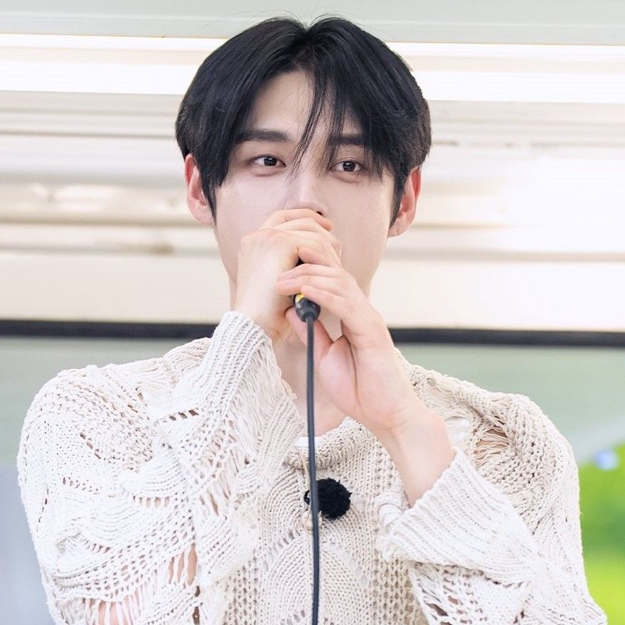Latest photo of Kim Jiwoong (ZEROBASEONE)