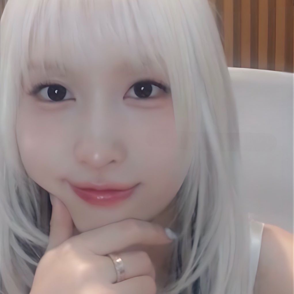 Foto aktivitas terbaru Momo (TWICE)